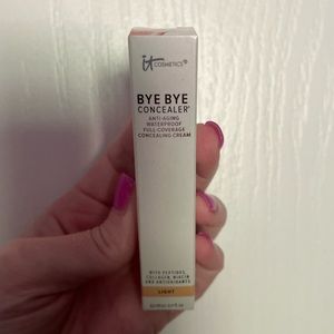 IT Cosmetics Bye Bye Concealer Color : Light. SEALED